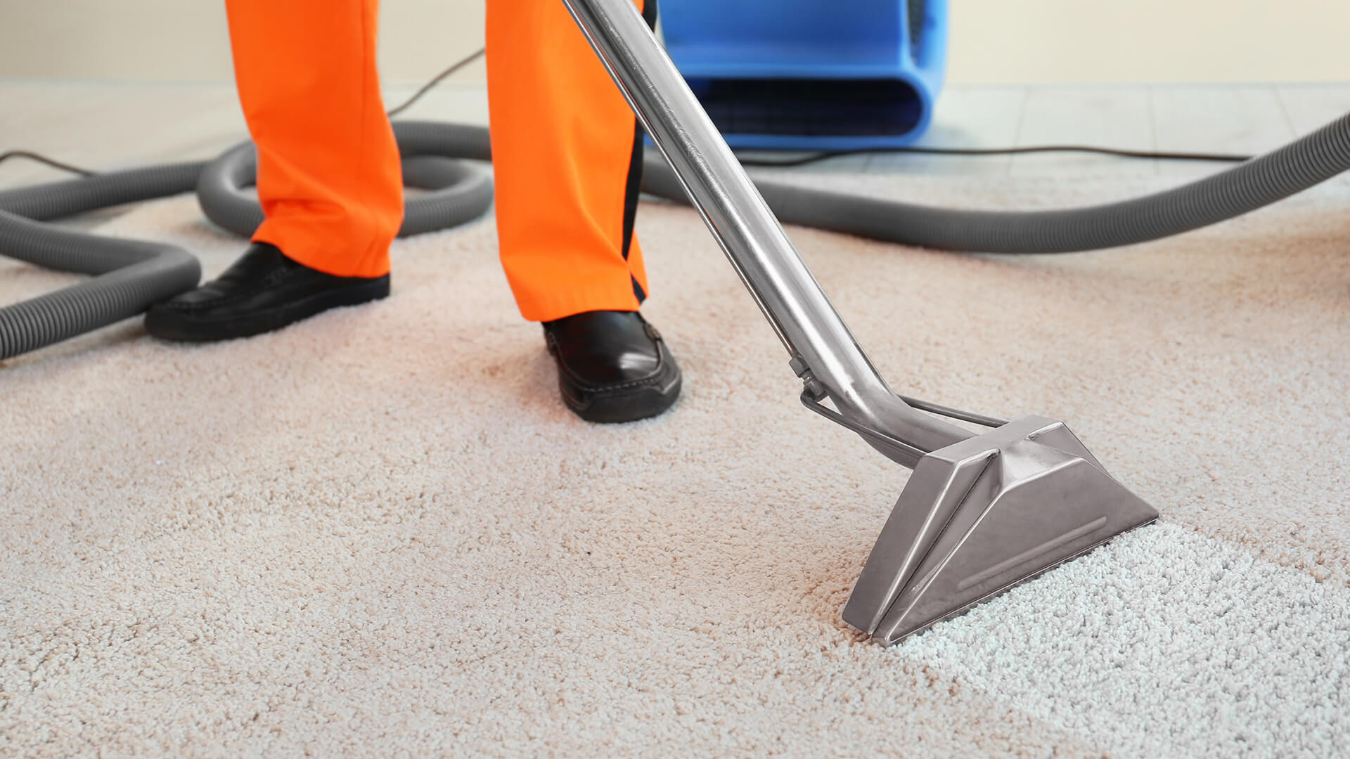 Carpet cleaning method - hot water extraction